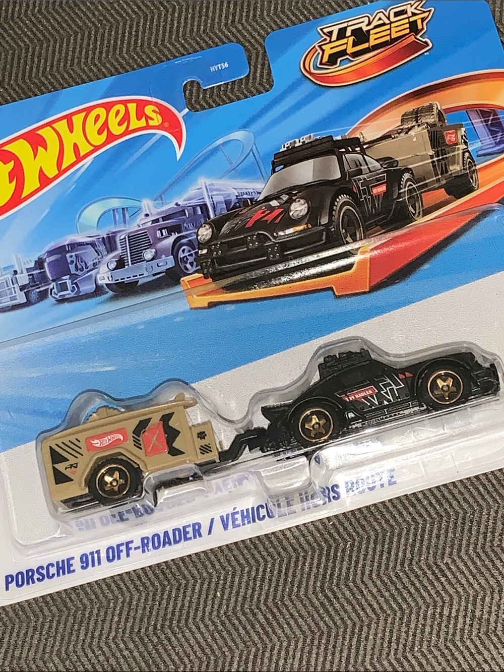 Hot Wheels Track Fleet Porsche 911 off-roader & Tan Off-Roader Toy Setu